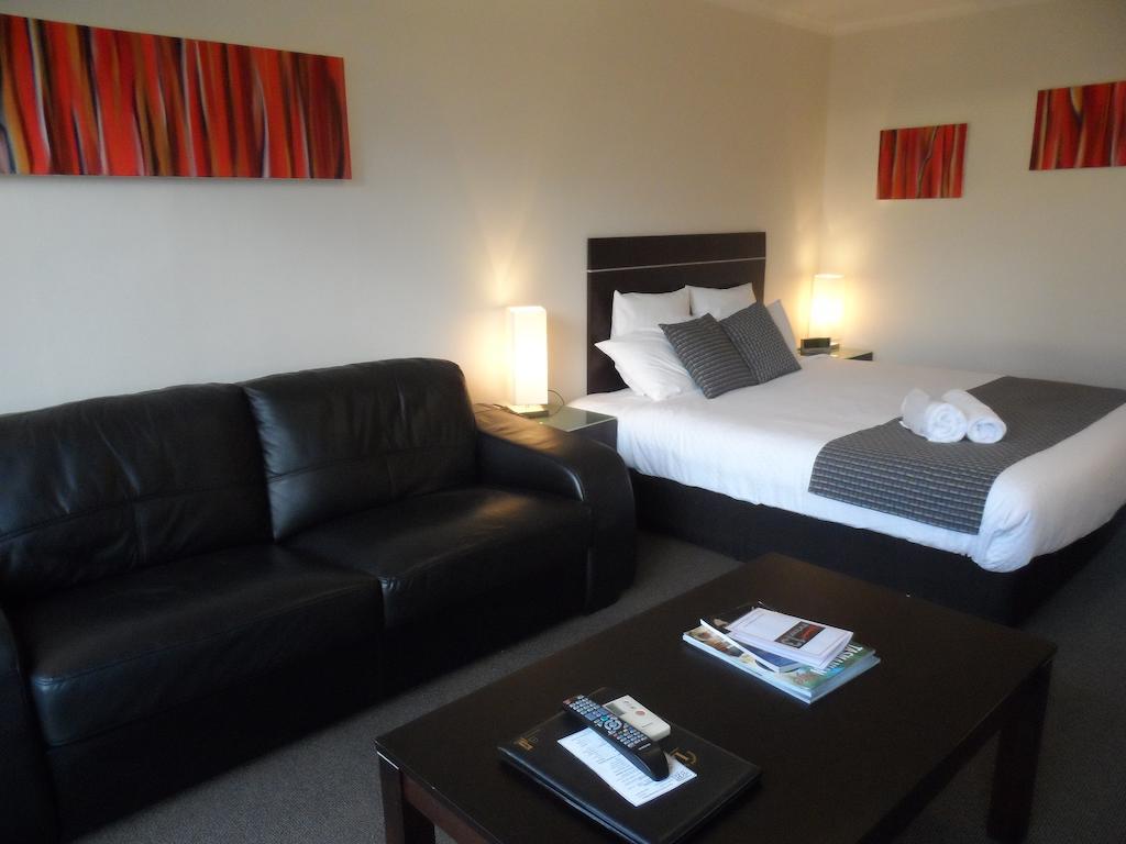 Commodore Regent Motel 4*